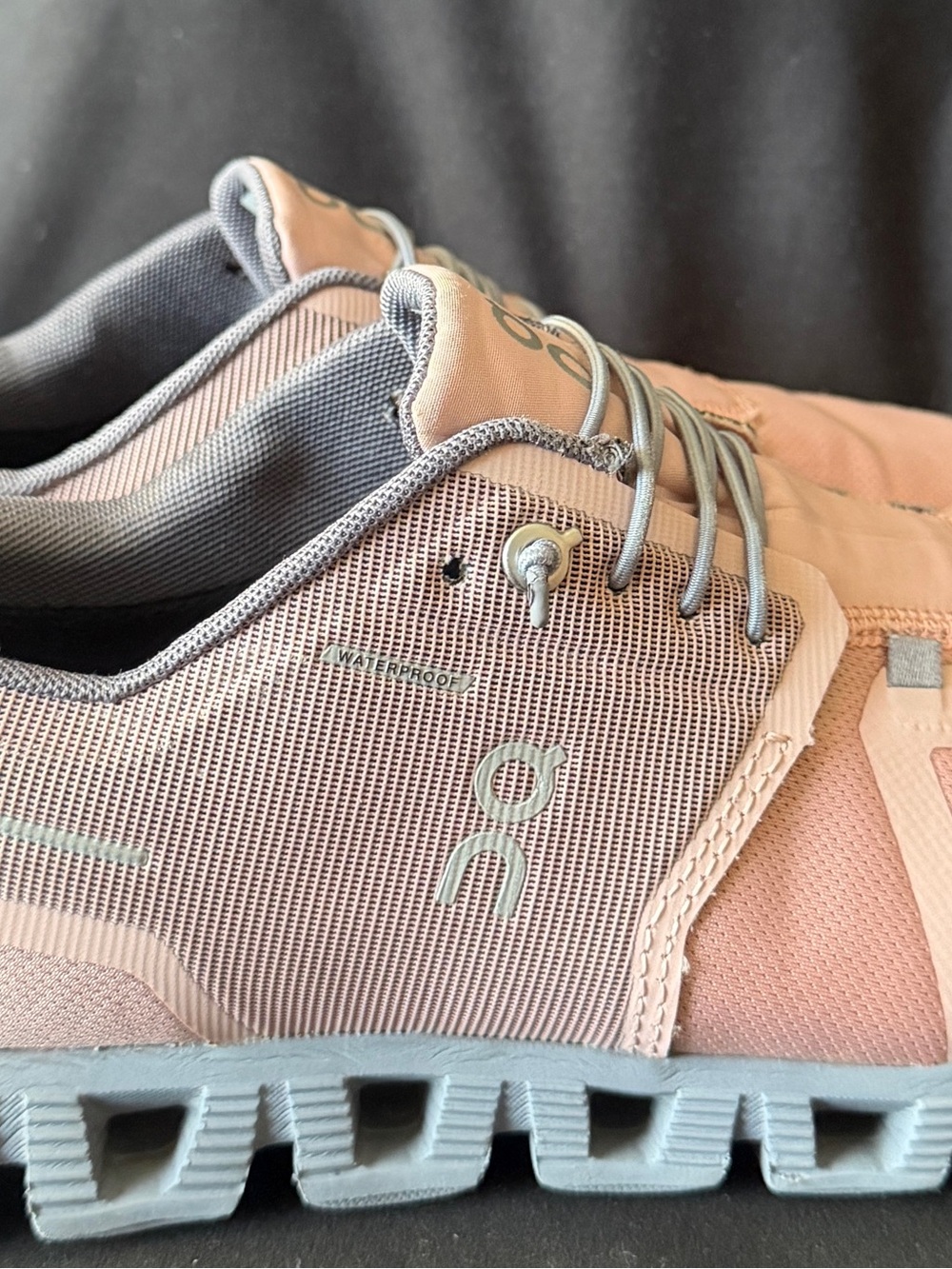 On Cloud 5 Waterproof Running Shoes Rose/Fog Women’s Size 8.5 (EU 40)